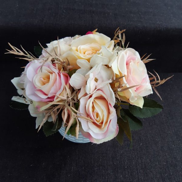 Bloemstukje met zijde bloemen