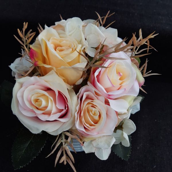 Bloemstukje met zijde bloemen - Afbeelding 2
