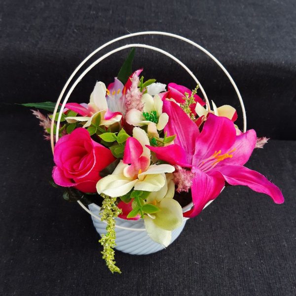 Bloemstukje met zijdebloemen