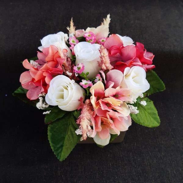 bloemstukje met zijdebloemen