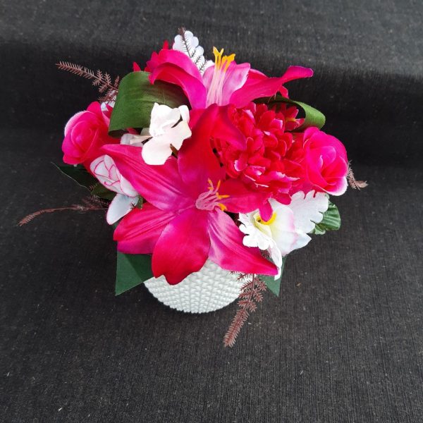 Bloemstukje met zijde bloemen
