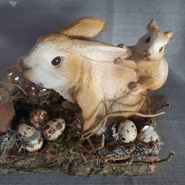 Paashaas mama & baby wandelend door natuur - Afbeelding 2
