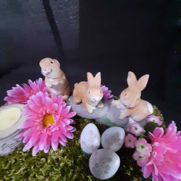 Konijntjes spelend in paaslandschap roze - Afbeelding 2