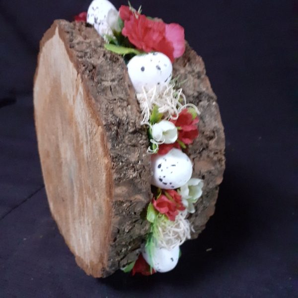 Paasstuk wit, rood tussen hout
