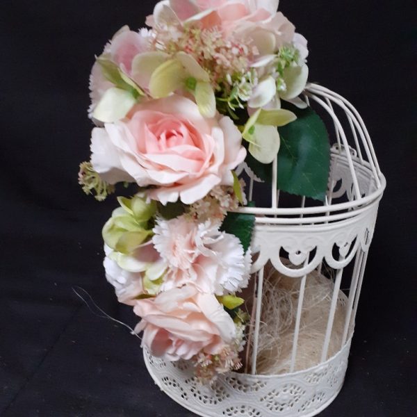 Vogelkooi met bloemen
