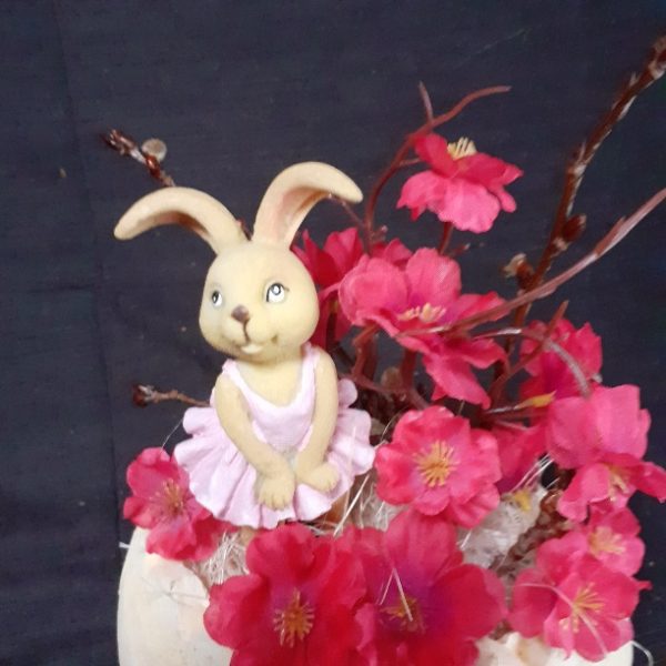 Paashaasje tussen bloemen in paasei - Afbeelding 2