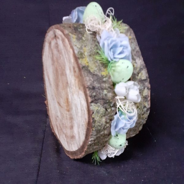 Paasstuk groen, azuur en wit tussen hout