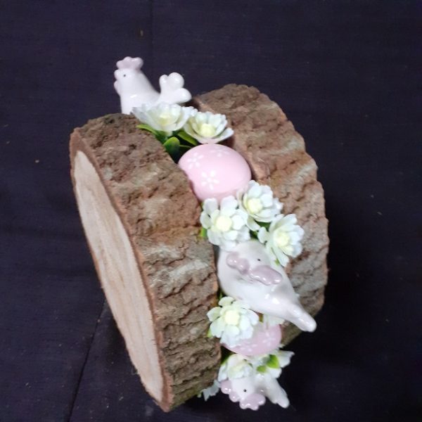 Paasstuk roos, wit en kippetjes tussen hout