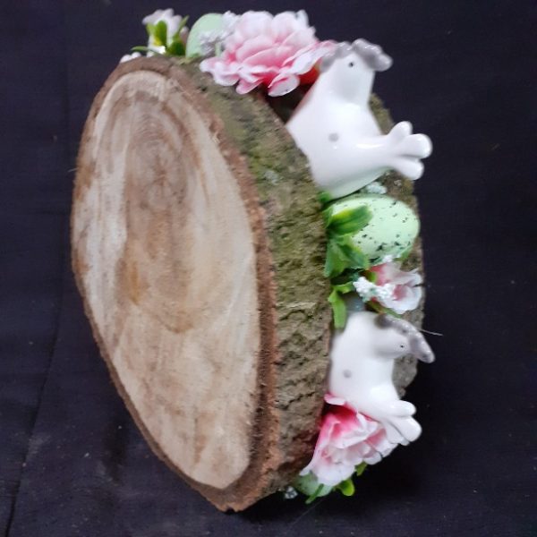 Paasstukje roos, groen en kip tussen hout